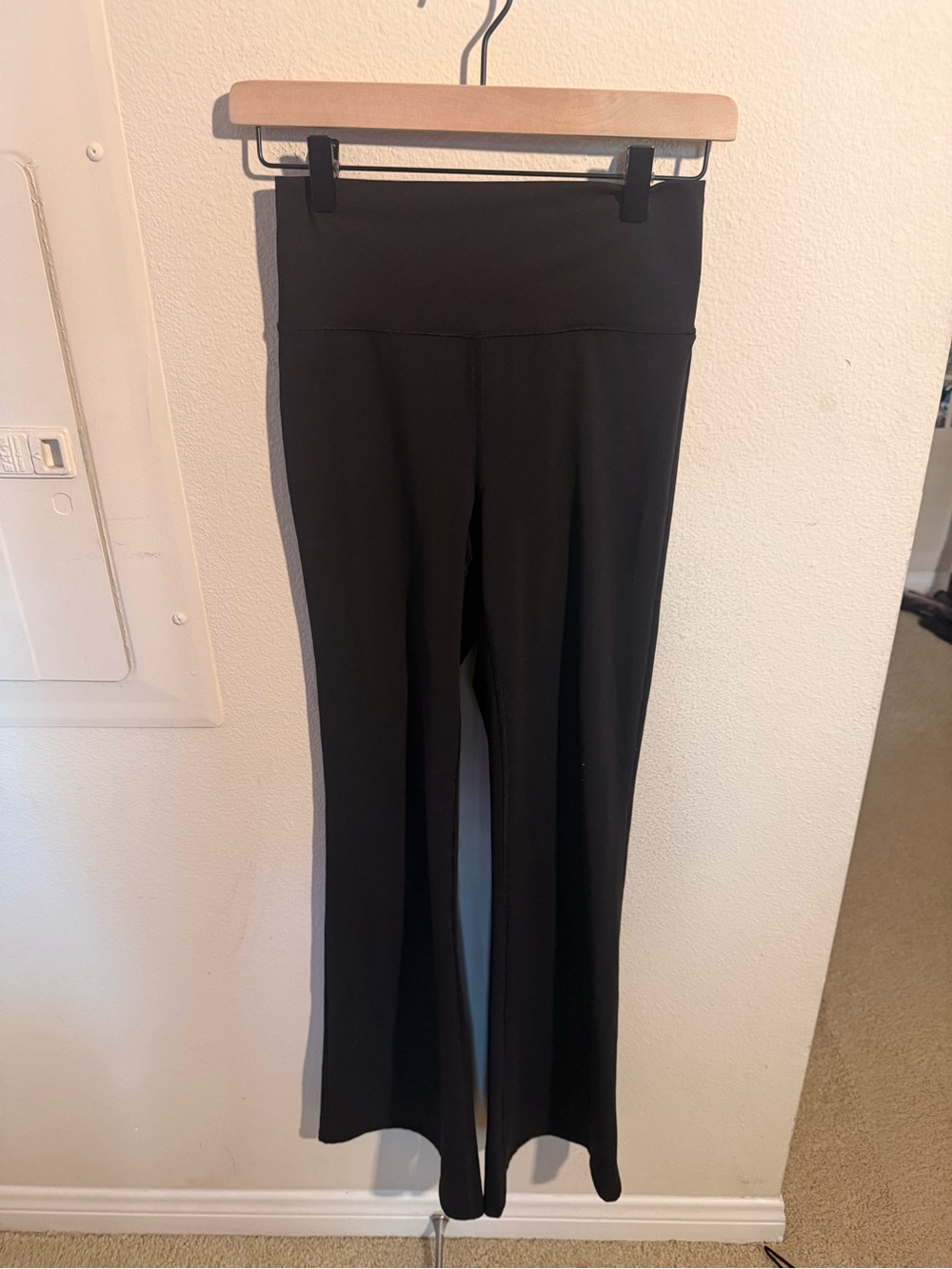 Vuori Women’s Small Black High Rise Flare Leggings Yoga Pants VW4043